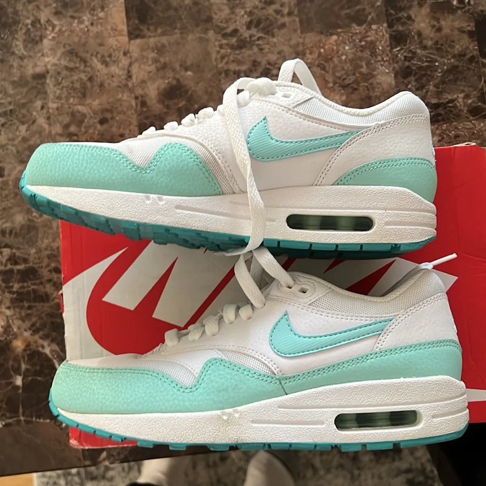 Women’s Nike Air Max 1 Essential - Picture 2 of 4